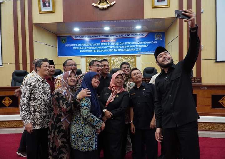 Usai Paripurna Perubahan APBD 2023, Kamis (28/9/2023), Wako Fadly Amran berswapoto dengan pegawai Sekretariat DPRD Kota Padang Panjang.